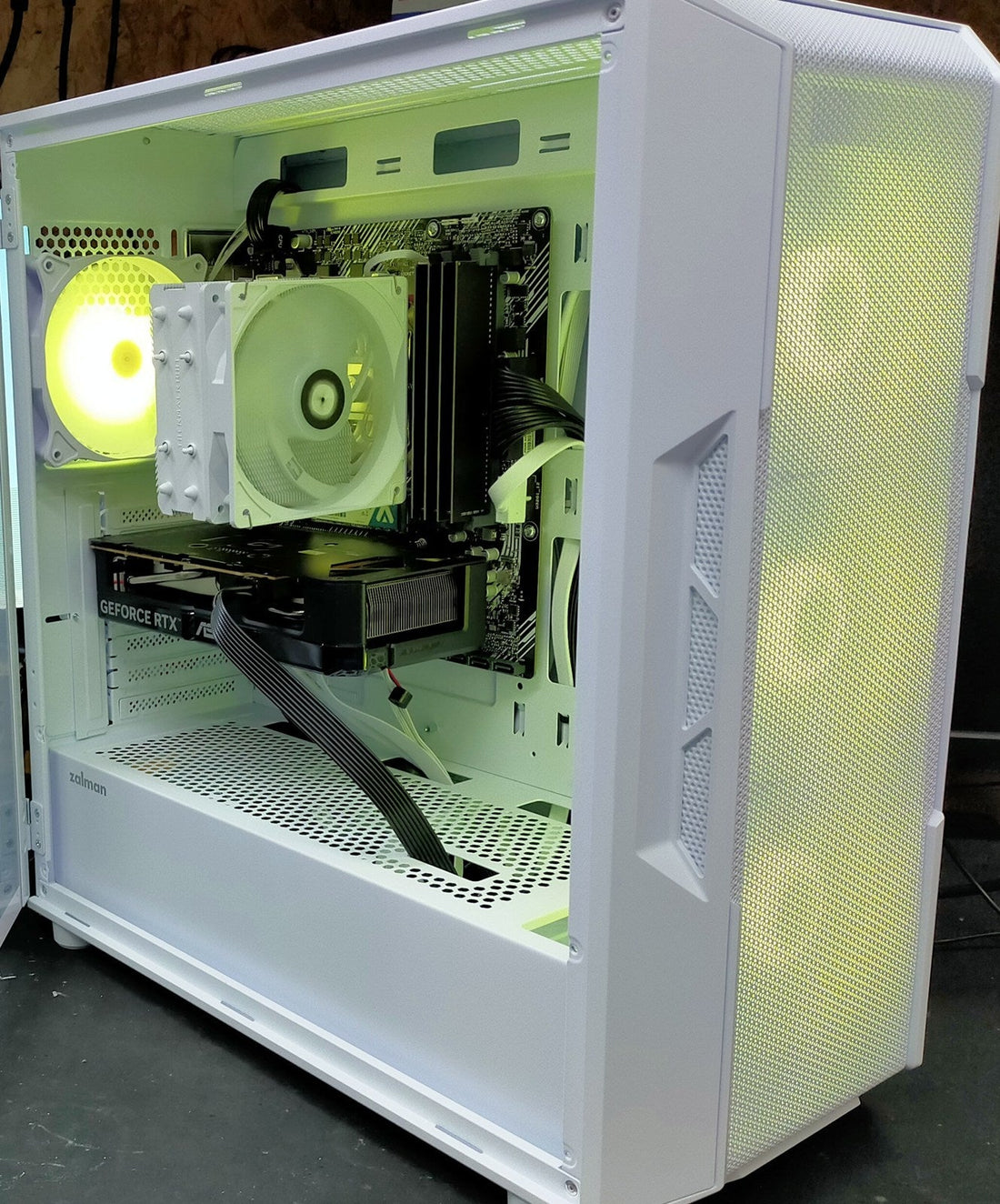 Geame ゲーミングPC RTX 5060 × Ryzen 7 5700X i3Neo ホワイトの内部