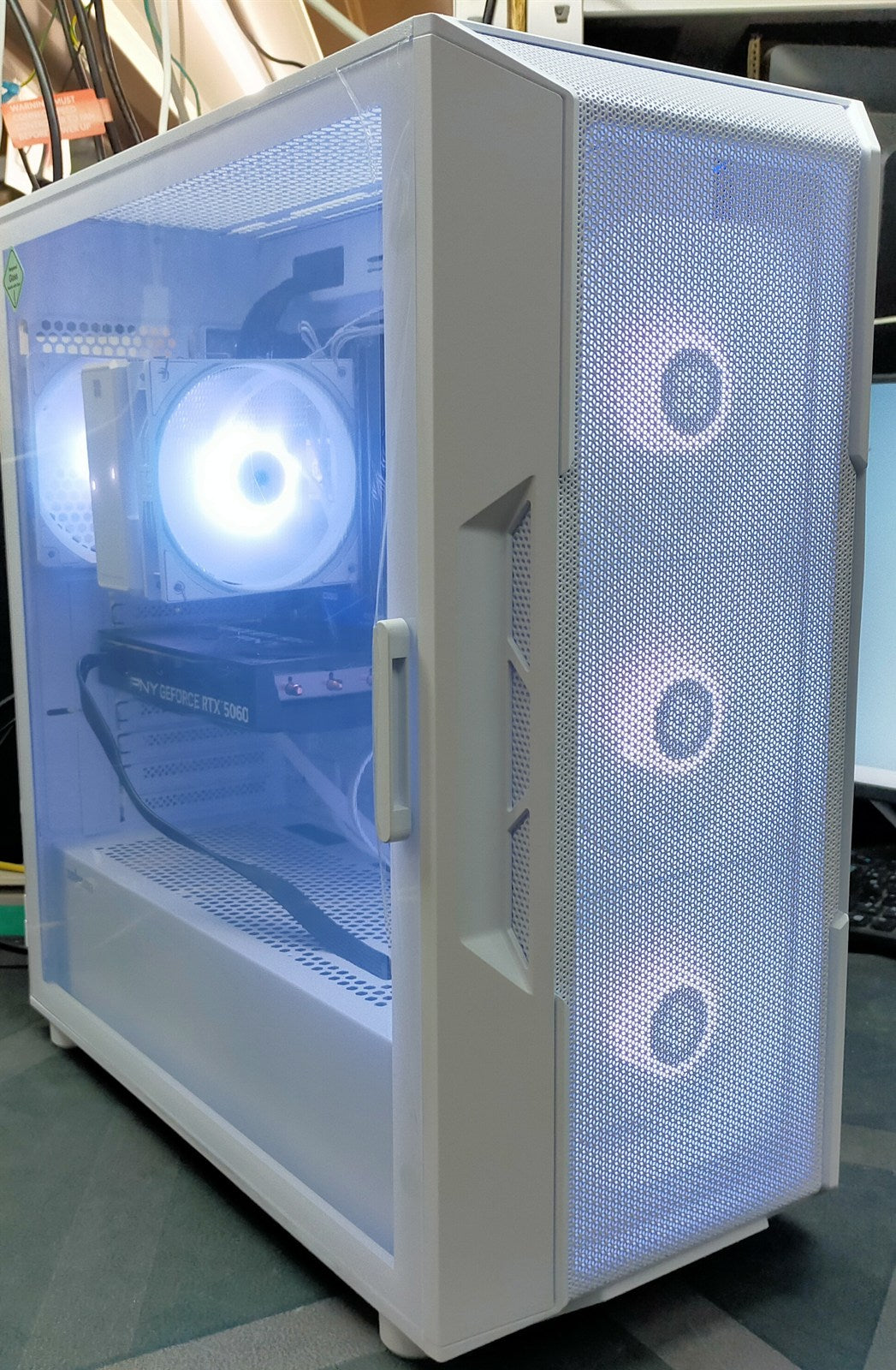 Geame ゲーミングPC RTX 5060 × Ryzen 7 5700X i3Neo ホワイト 本体